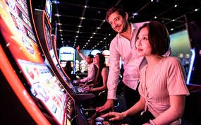 Dashboard goldwin slot menampilkan pilihan permainan termasuk Texas Poker, blackjack, roulette, dan sportsbook